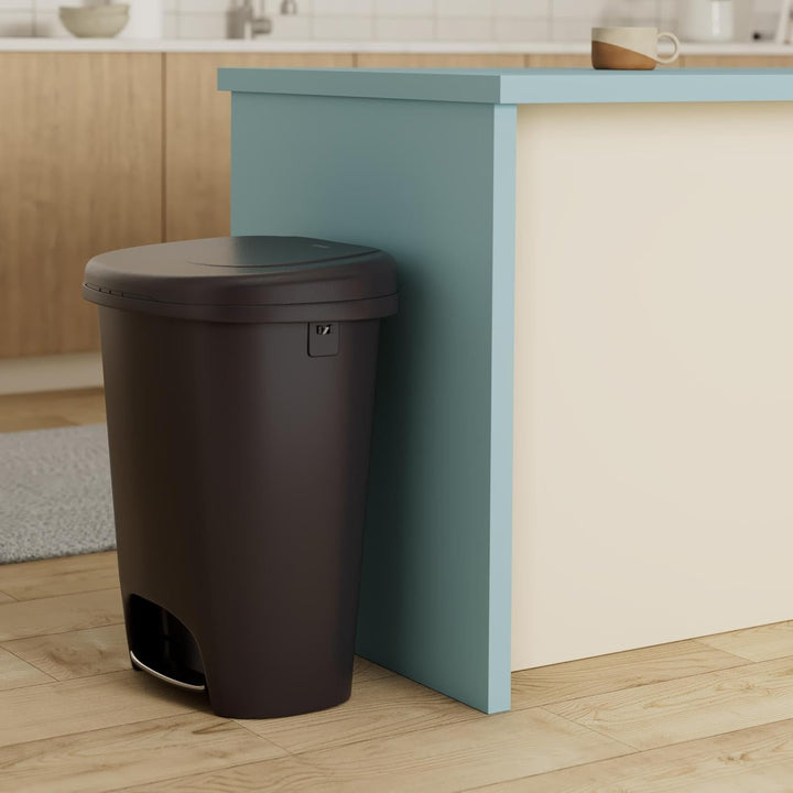 Rubbermaid Classic 13G Mülleimer mit Edelstahlpedal, Schwarz schwarz Premium Step-On, schwarz Premiu
