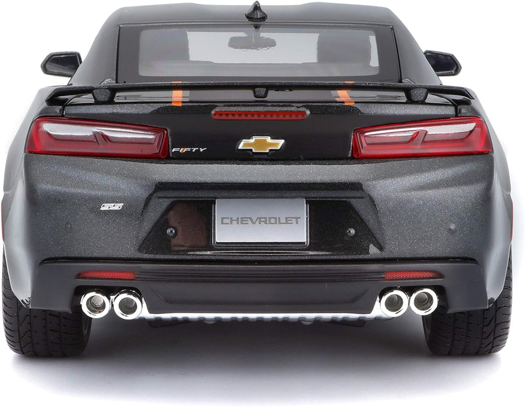 Maisto Chevrolet Camaro zum 50. Jubiläum, Modellauto mit Federung, Massstab 1:18, Türen und Motorhau