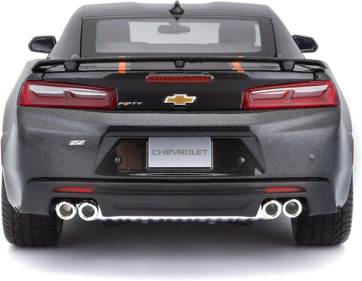 Maisto Chevrolet Camaro zum 50. Jubiläum, Modellauto mit Federung, Massstab 1:18, Türen und Motorhau