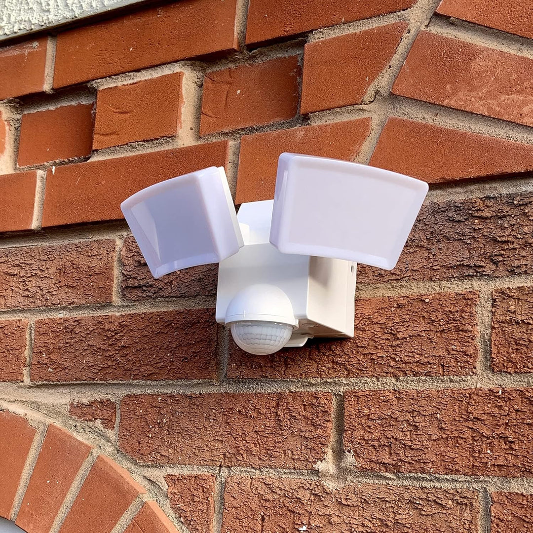IQ Group Batterie LED Strahler, Moderne Aussenleuchte mit 180 Grad Bewegungsmelder, Lampe IP44 für A