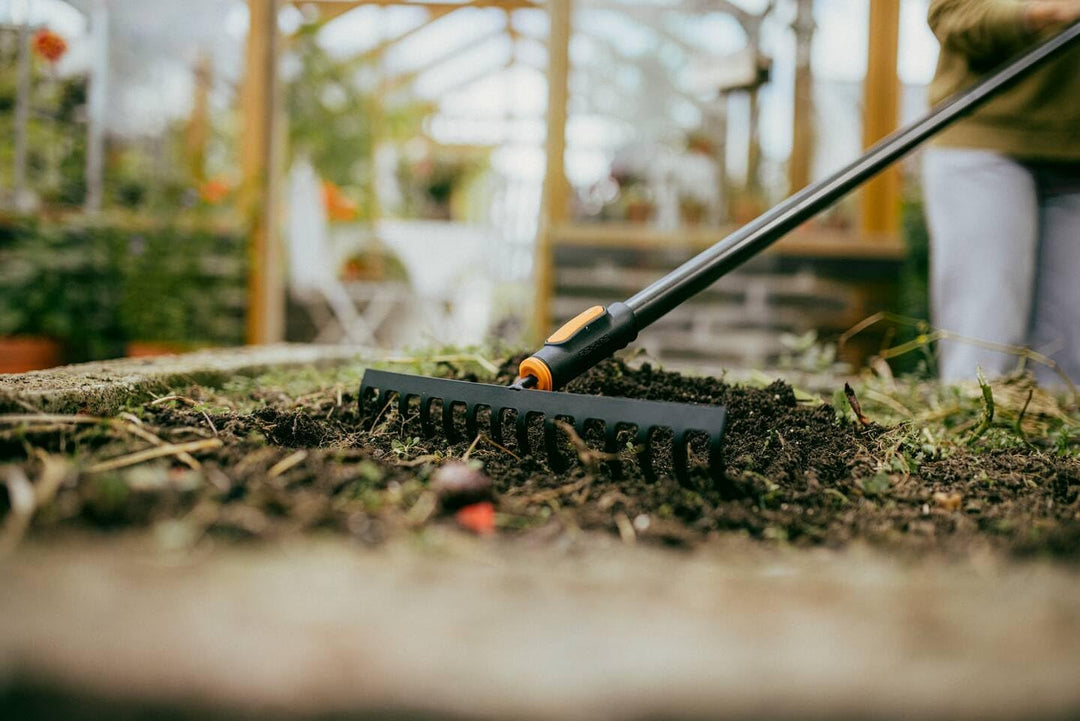 Fiskars OneClick Rechen 14 Zinken, Bodenrechen-Aufsatz für Saatbeete, Müheloses Wechseln mit nur ein