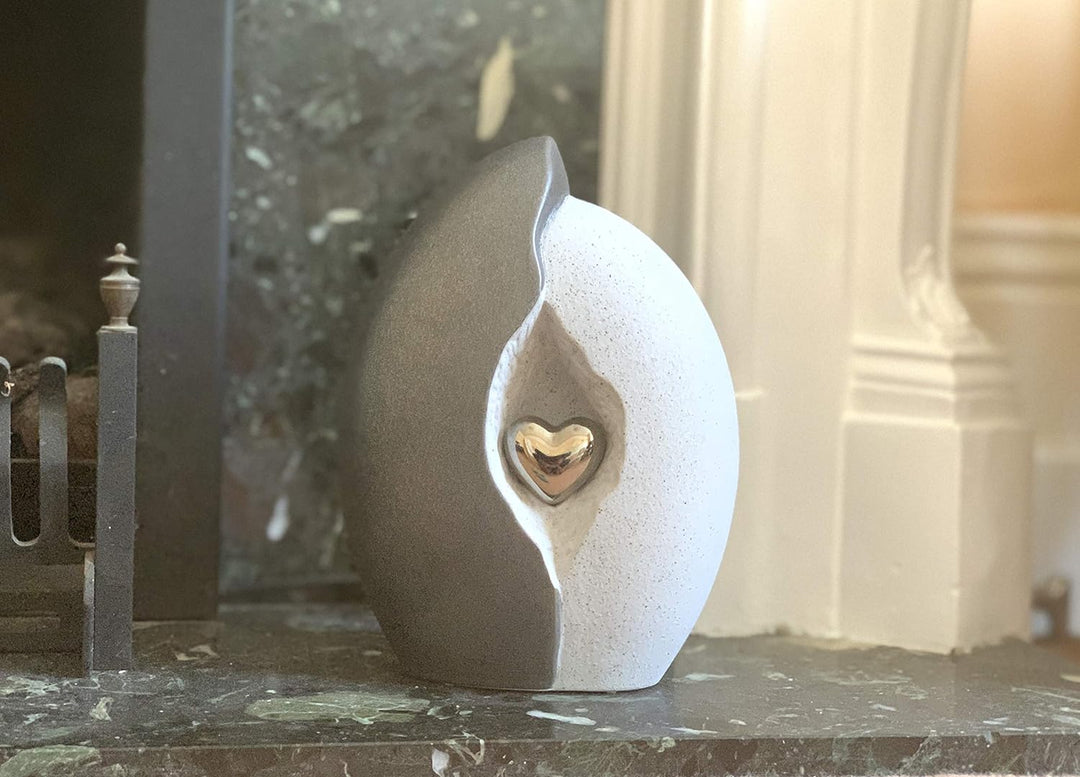 Keramikurne für Asche, Herz in Muschel, Grau, modernes Design, künstlerisches Pastellgrau