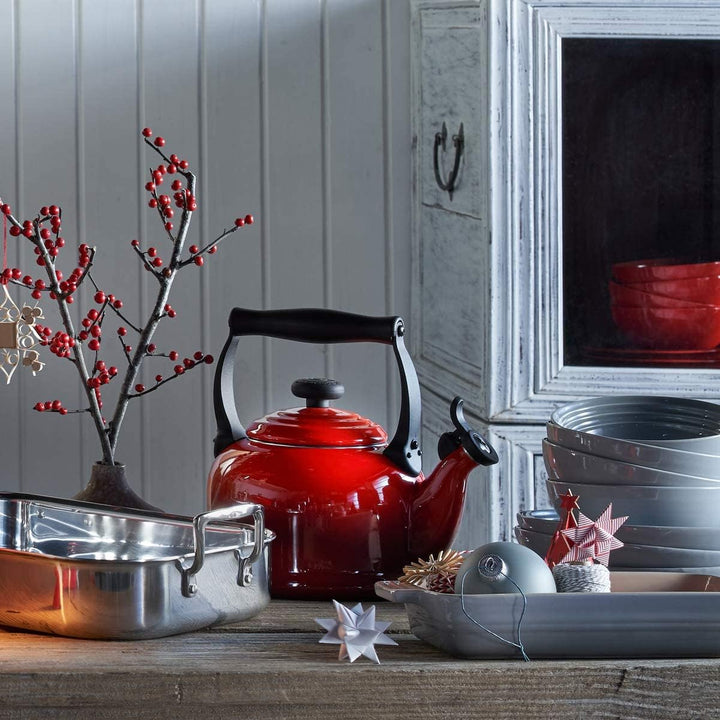 Le Creuset Wasserkessel Tradition, Füllmenge: 2,1 l, Emaillierter Stahl, Kirschrot, 92000800060000,