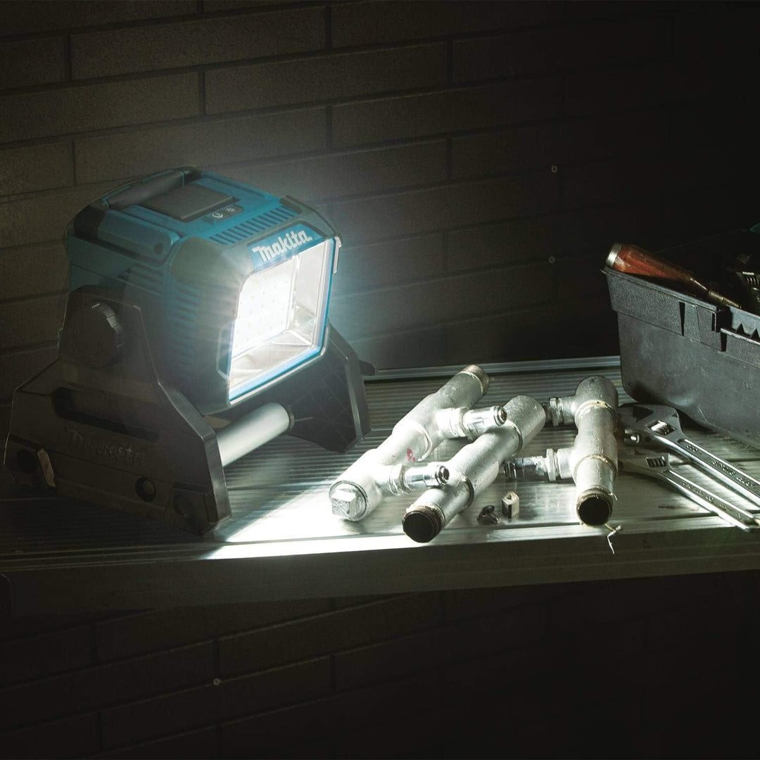 Makita DML811/1 110V / 14,4V / 18V Li-ion LXT Arbeitsleuchte - Batterien und Ladegerät nicht im Lief