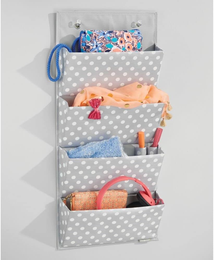 mDesign Hängeaufbewahrung mit 4 Taschen – Schlafzimmer Aufbewahrung für Schuhe, Accessoires und Klei