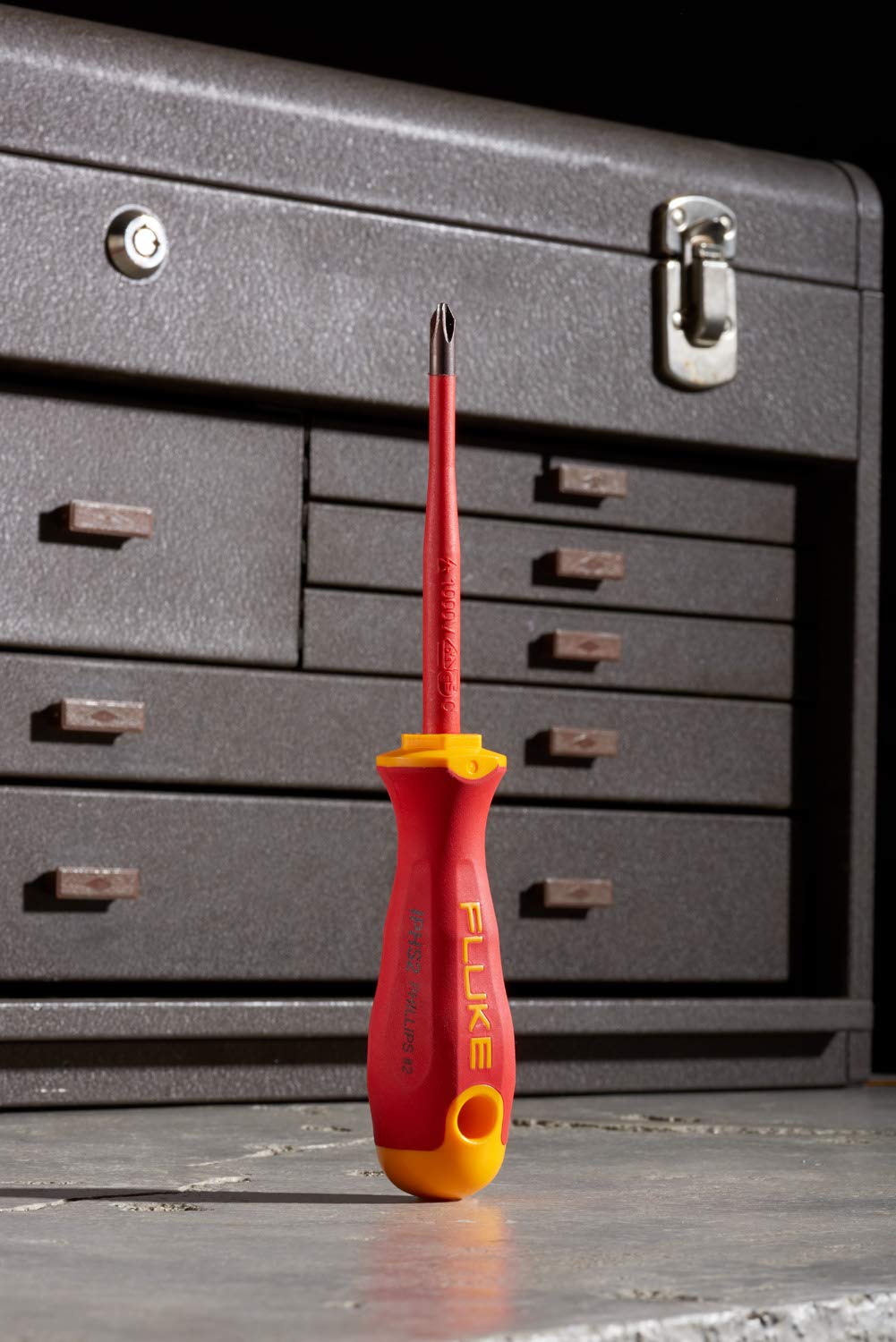 Kreuzschlitzschraubendreher Nr. 2. Für 1000 VAC und 1500 VDC zugelassen.