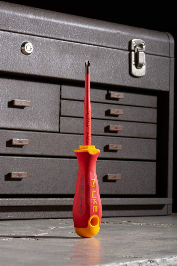 Kreuzschlitzschraubendreher Nr. 2. Für 1000 VAC und 1500 VDC zugelassen.