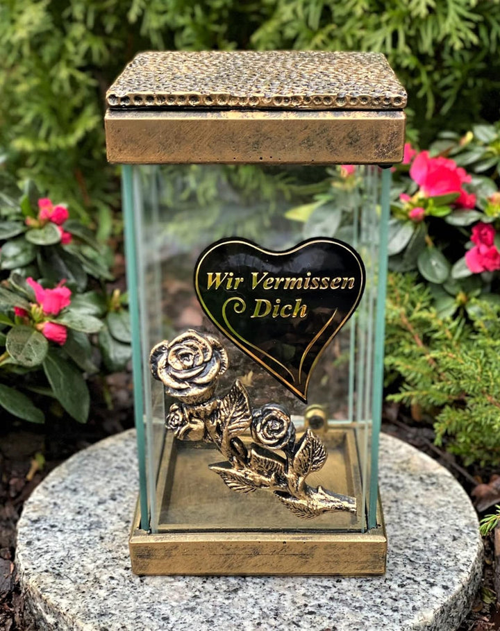 Garten Paradies Handmade Grablampe mit Tür - Neue Model Beschriftung 'Wir vermissen Dich' Grablicht