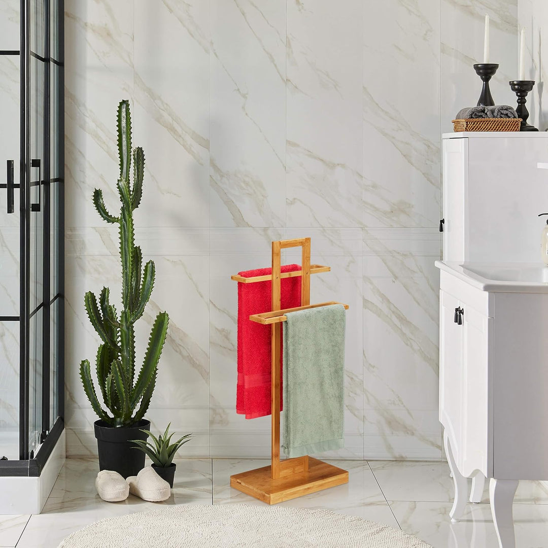 Relaxdays Handtuchhalter stehend, Badetuchhalter Bambus, 2-armig, Bad Handtuchständer, HxBxT: 88 x 3