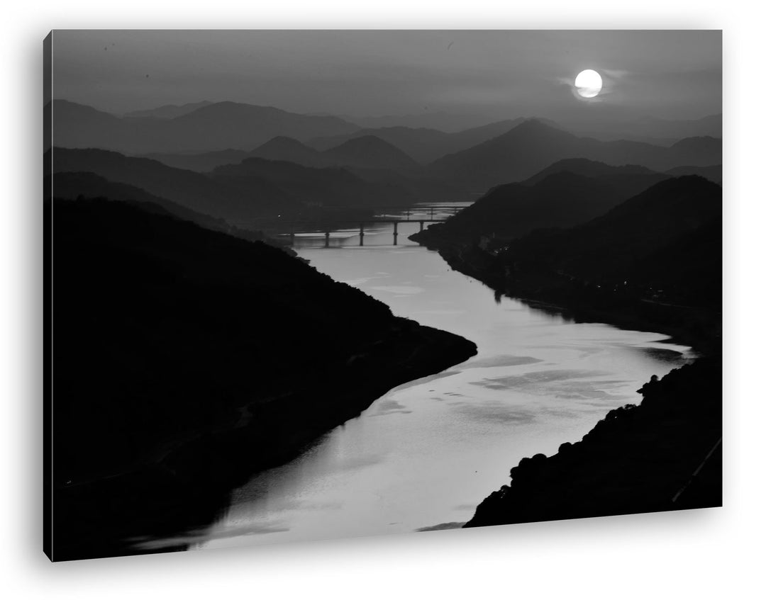 deyoli Dark langer Fluss im roten Sonnenschein Effekt: Schwarz/Weiss im Format: 80x60 als Leinwandbi