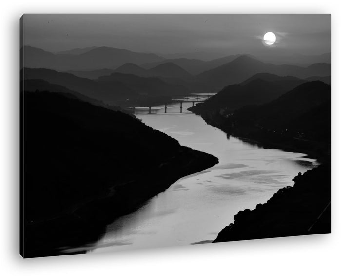 deyoli Dark langer Fluss im roten Sonnenschein Effekt: Schwarz/Weiss im Format: 80x60 als Leinwandbi