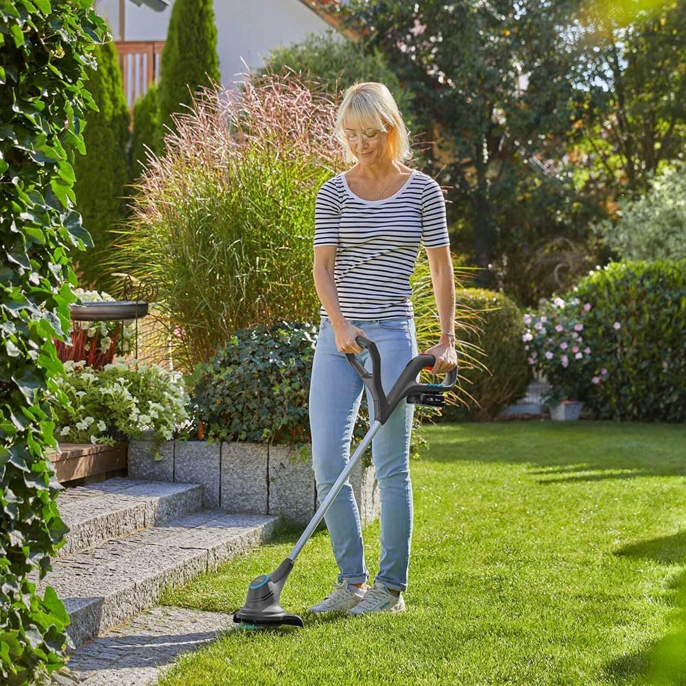 Gardena Akku-Trimmer SmallCut 23/18V P4A ohne Akku: Rasentrimmer mit 230 mm Schnittkreis, ergonomisc