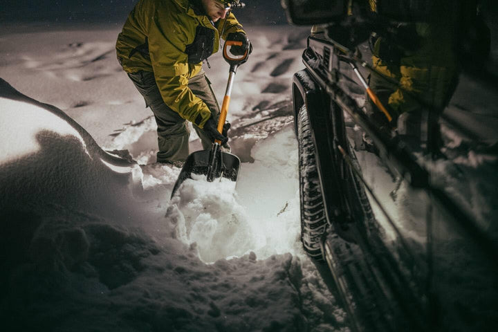 Fiskars Auto-Schneeschaufel, X-series, Länge: 98 cm, Aluminium/Polymer, Schwarz/Orange/Grau, 1057393