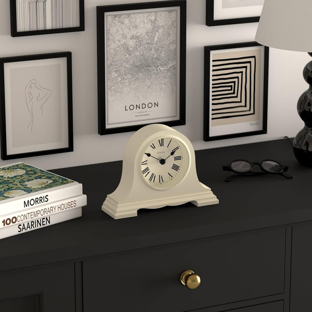 JONES CLOCKS® Speakeasy Tischuhr | Klassisches Napoleon|Hut|Design | Blasscreme | Römische Ziffern |