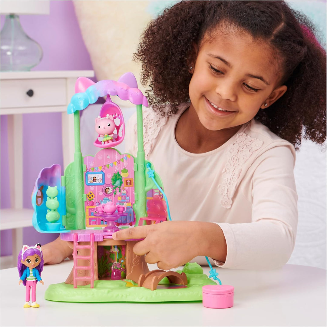 Gabby‘s Dollhouse, Kitty Fees Garten Spielset, verwandelbares Baumhaus mit Lichtern, Gabby & Katzen