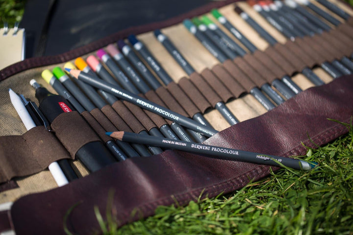 Derwent Procolour Buntstifte, Set mit 12 Stück in Metalldose, 4mm Runder Kern in Premium-Stärke, Gla