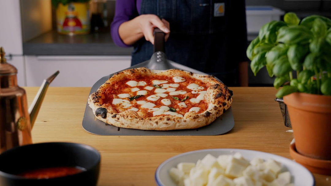 AMZBBQ® Premium Pizzaschieber - [LANGER STIEL] - Perforierte Pizzaschaufel aus Harteloxiertem Alumin