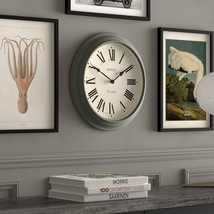 JONES CLOCKS® Supper Club wanduhr | Grosse Klassische runde Uhr | 40 cm | Spargelgrün | Römische Zif