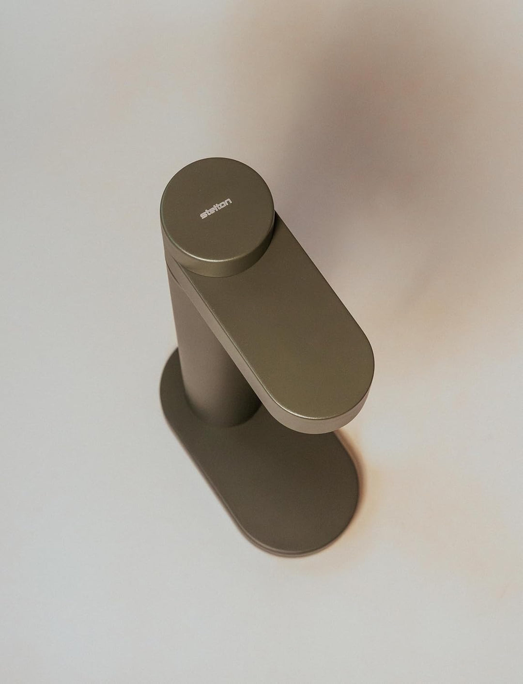 Stelton Brus Wassersprudler mit Flasche, Premium Carbonator für Wasser mit CO2 - Einstellbare Sprude