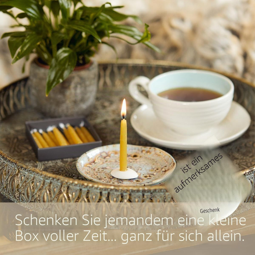 Signature Collection – Me Time (Folk) Kerzen, 20 Minuten, mit Keramikständer, 12 Stück