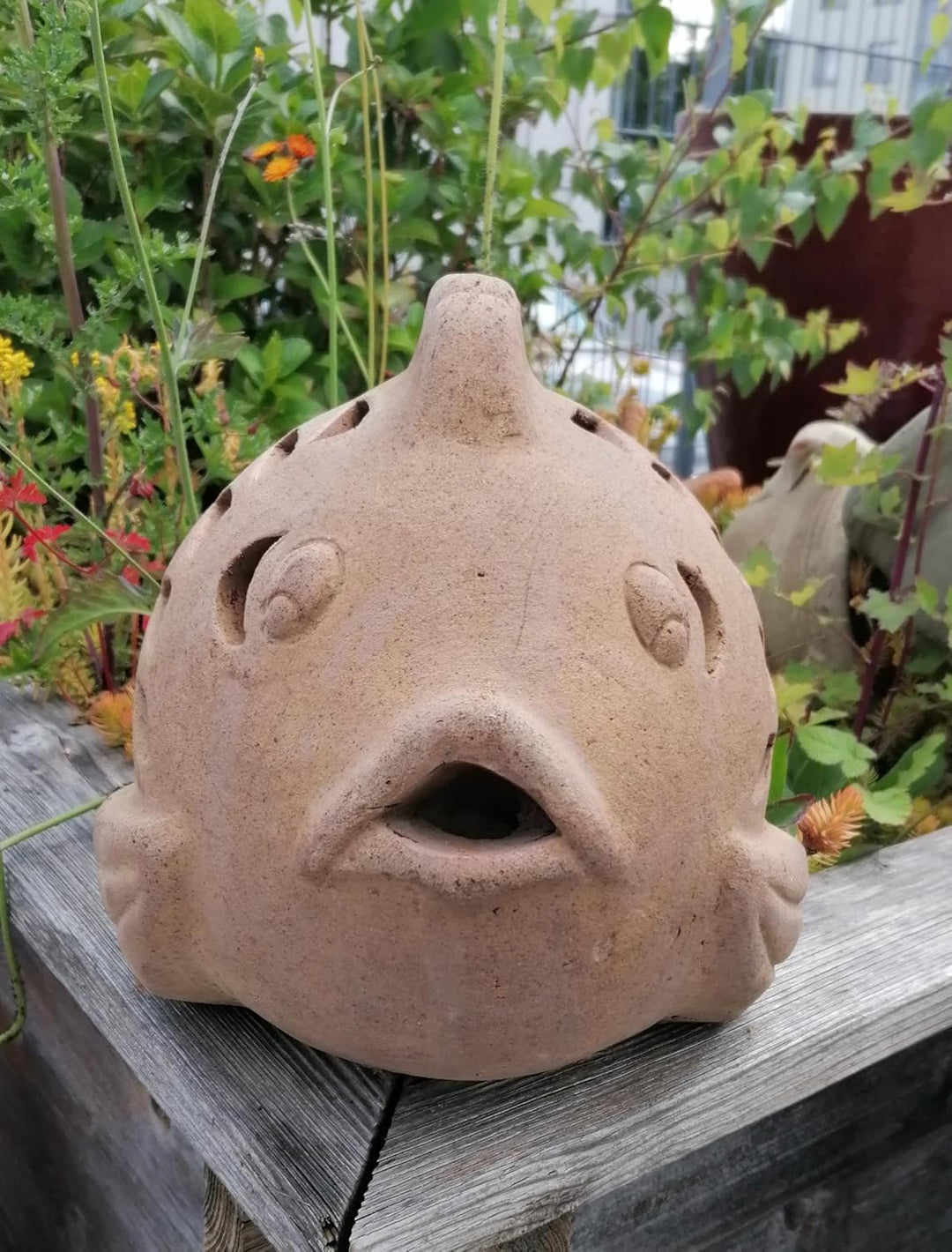 B-Ware !! Schöner Deko Fisch ca. 33 cm lang aus Black Terracotta m. kleinen Fehlern Wasserspeier Gar