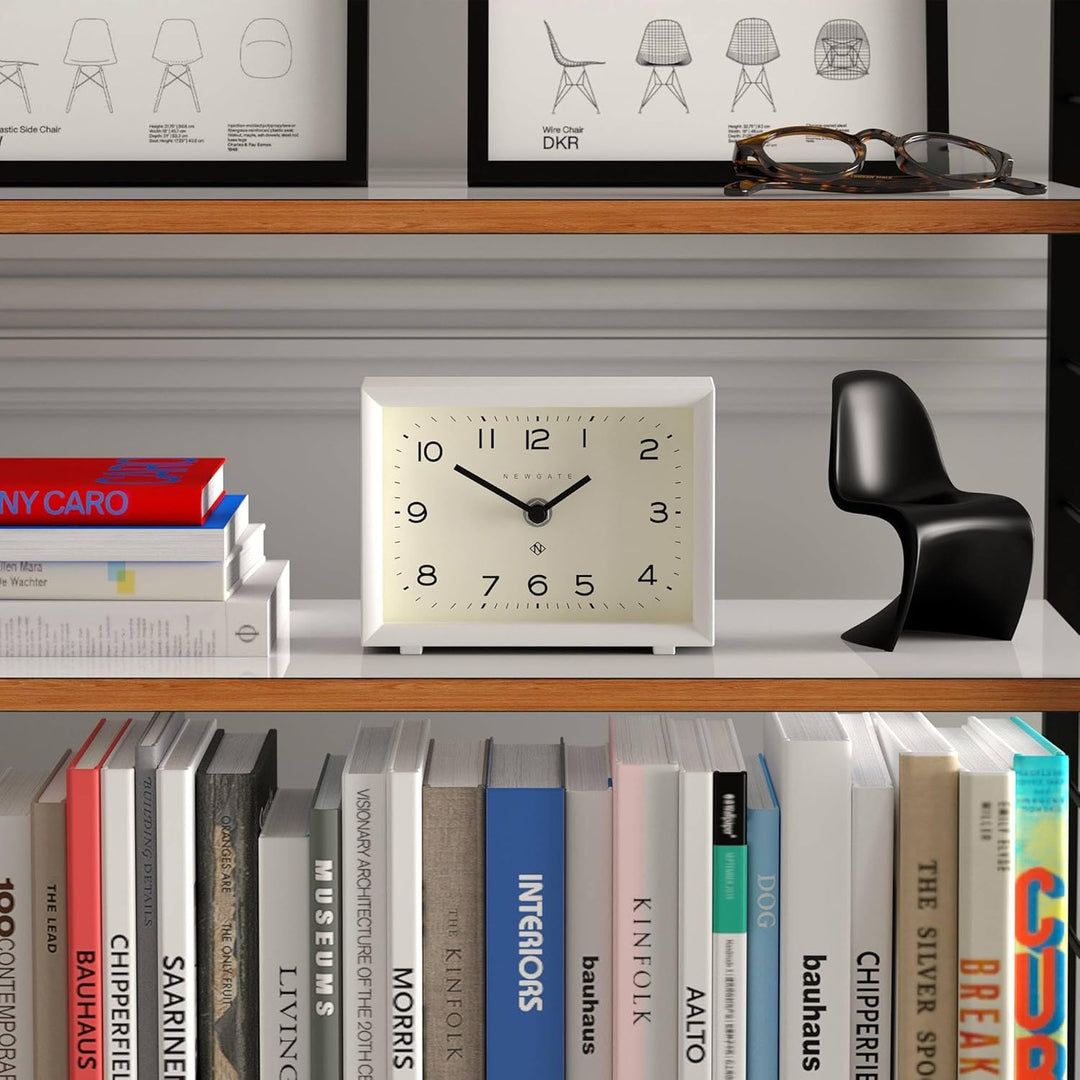 NEWGATE® Henry Schreibtisch Uhr | Zeitgenössisches rechteckiges Design | Weiss | Leicht lesbare nunb