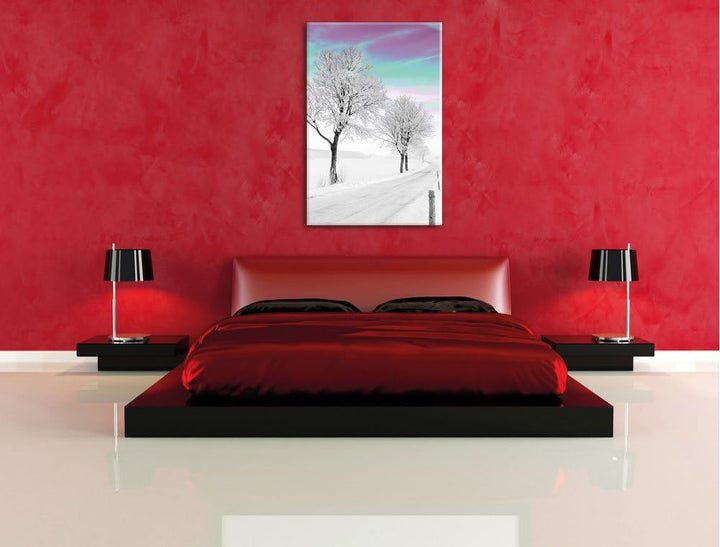 Schneebedeckter Baum in schöner Winterlandschaft schwarz/weiss, Format: 80x120 auf hochkantiges Lein