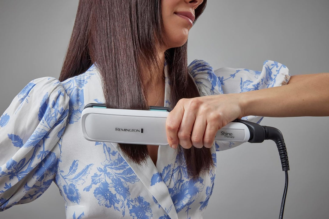Remington Glätteisen breit Shine Therapy (hochwertige Keramikbeschichtung angereichert mit Mikrowirk