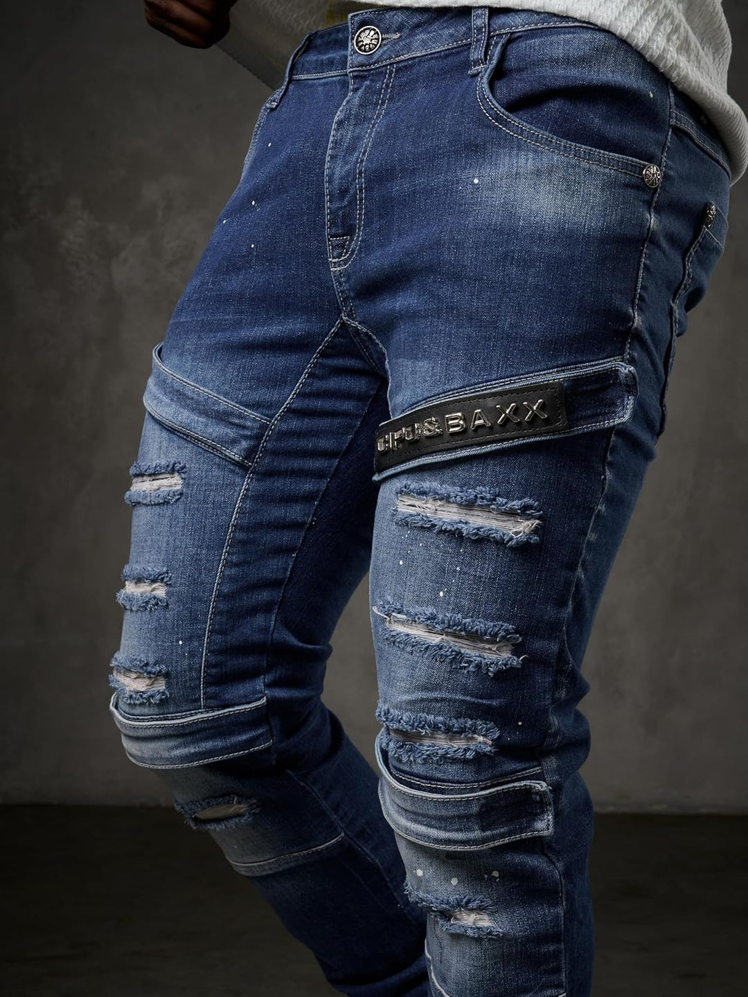 Cipo &amp; Baxx Herren Jeanhose | Destroyed &amp; Frayed Denim mit Nieten, Kunstleder, Ziernähte &amp; Graffiti