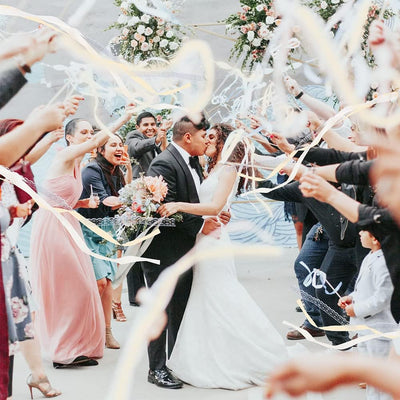 50 Stück Wedding Wands Spitze Stäbe mit Hochzeitsbändern, Stäbe mit Hochzeitsbändern und Glöckchen f