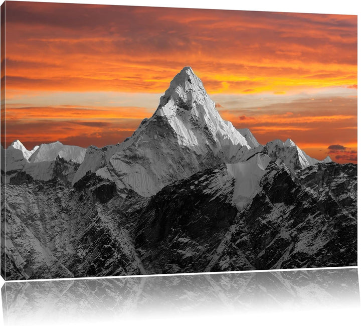 Hoher schneebedeckter Berg bei Sonnenuntergang schwarz/weiss Format: 100x70 auf Leinwand, XXL riesig