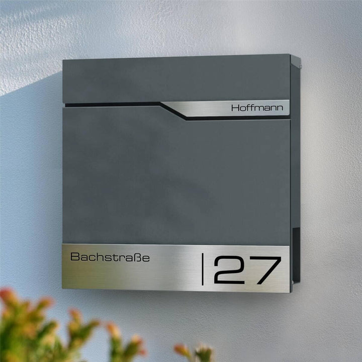Metzler Briefkasten Basaltgrau RAL7012 mit Zeitungsfach, personalisiert mit Edelstahl V2A Namensschi