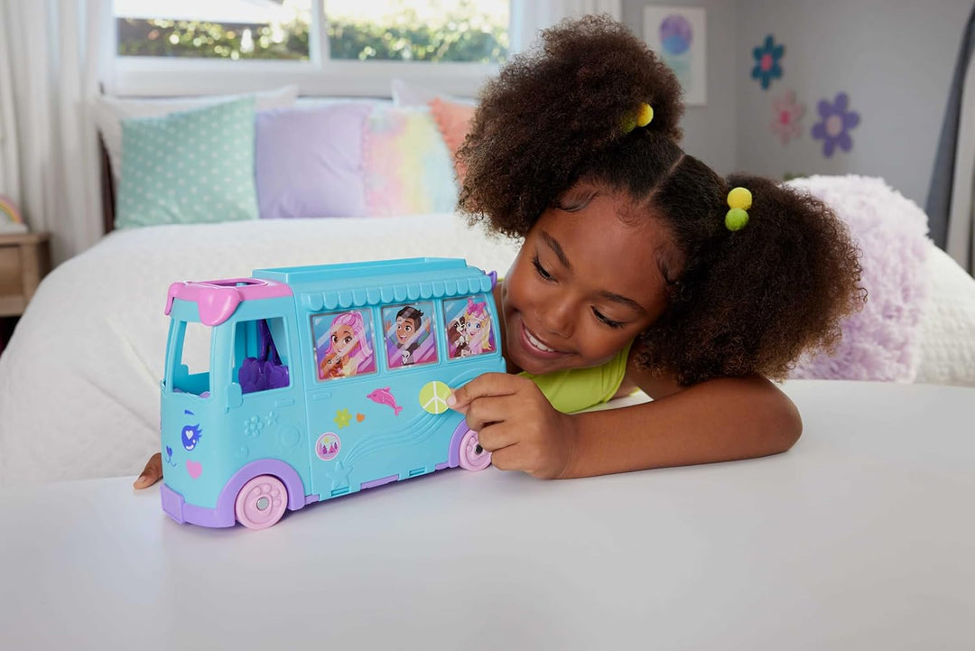 Polly Pocket-Mikropuppen und umwandelbarer Camper, mit Accessoires wie Haustieren und Spielzeugauto,