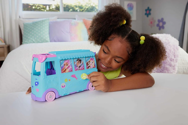 Polly Pocket-Mikropuppen und umwandelbarer Camper, mit Accessoires wie Haustieren und Spielzeugauto,