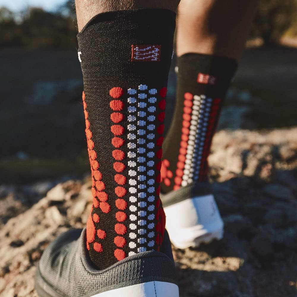 COMPRESSPORT Pro Racing Socken v4.0 Trail Socken, Schwarz/Rot, Grösse 42-44 Unisex-Erwachsene