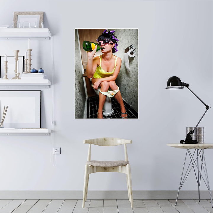 wandmotiv24 Poster als Wanddeko, Grösse Din A1, Frau trinkend auf Toilette, Fotografie, Lustig, Flas