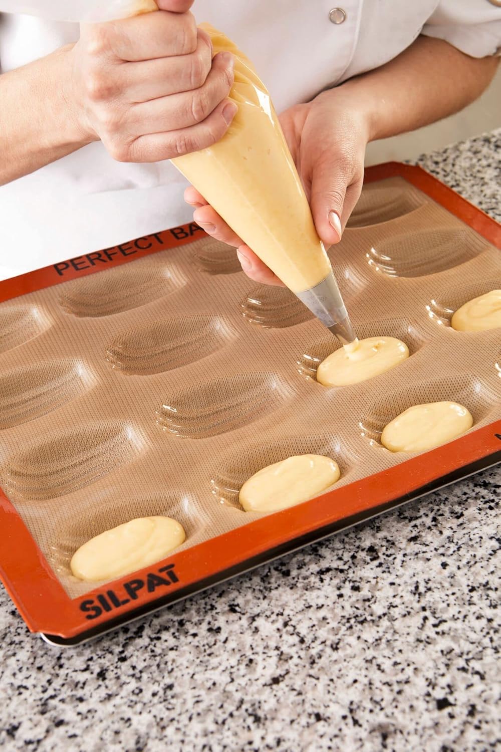 Silpat ES-02511-99 Perfect Antihaftbeschichtete Madeleine-Form, Silikon, Orange, Madeleine