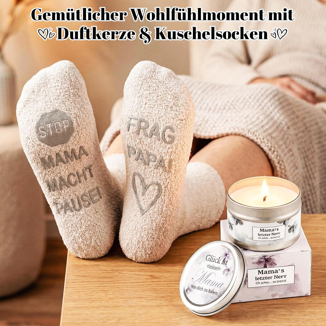 Muttertagsgeschenk Set für Mama – Kuscheldecke mit Spruch „Mama lädt auf“, Duftkerze, Socken, Grussk