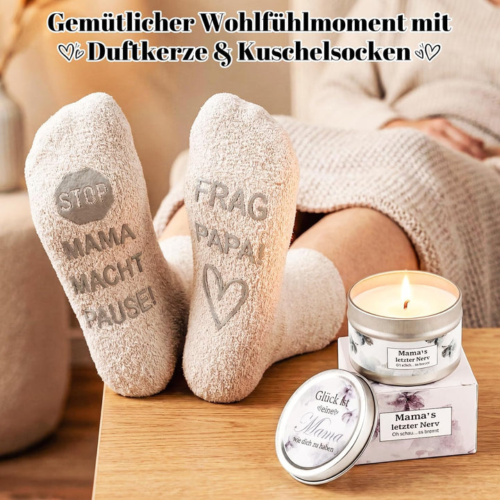 Muttertagsgeschenk Set für Mama – Kuscheldecke mit Spruch „Mama lädt auf“, Duftkerze, Socken, Grussk