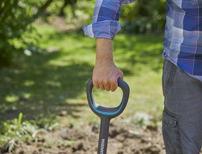 Gardena ErgoLine Spitz-Spaten: Gartenspaten aus Qualitätsstahl zum Umgraben und Ausheben, mit Tritts