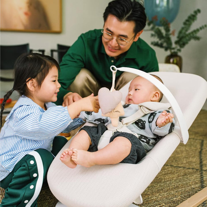 Stokke Yoga Babywippe & Schaukel, Light Sand - 2 Bewegungsrichtungen zur Beruhigung & Stimulation vo