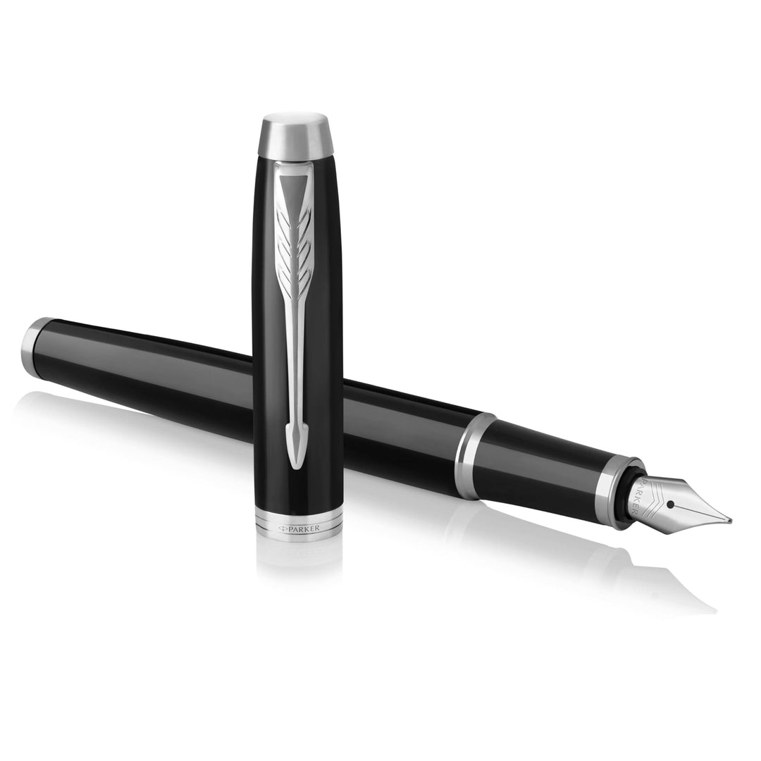 Parker IM Füller , schwarze Lackierung mit Chromzierteilen , Füllfederhalter mit mittlerer Feder , b