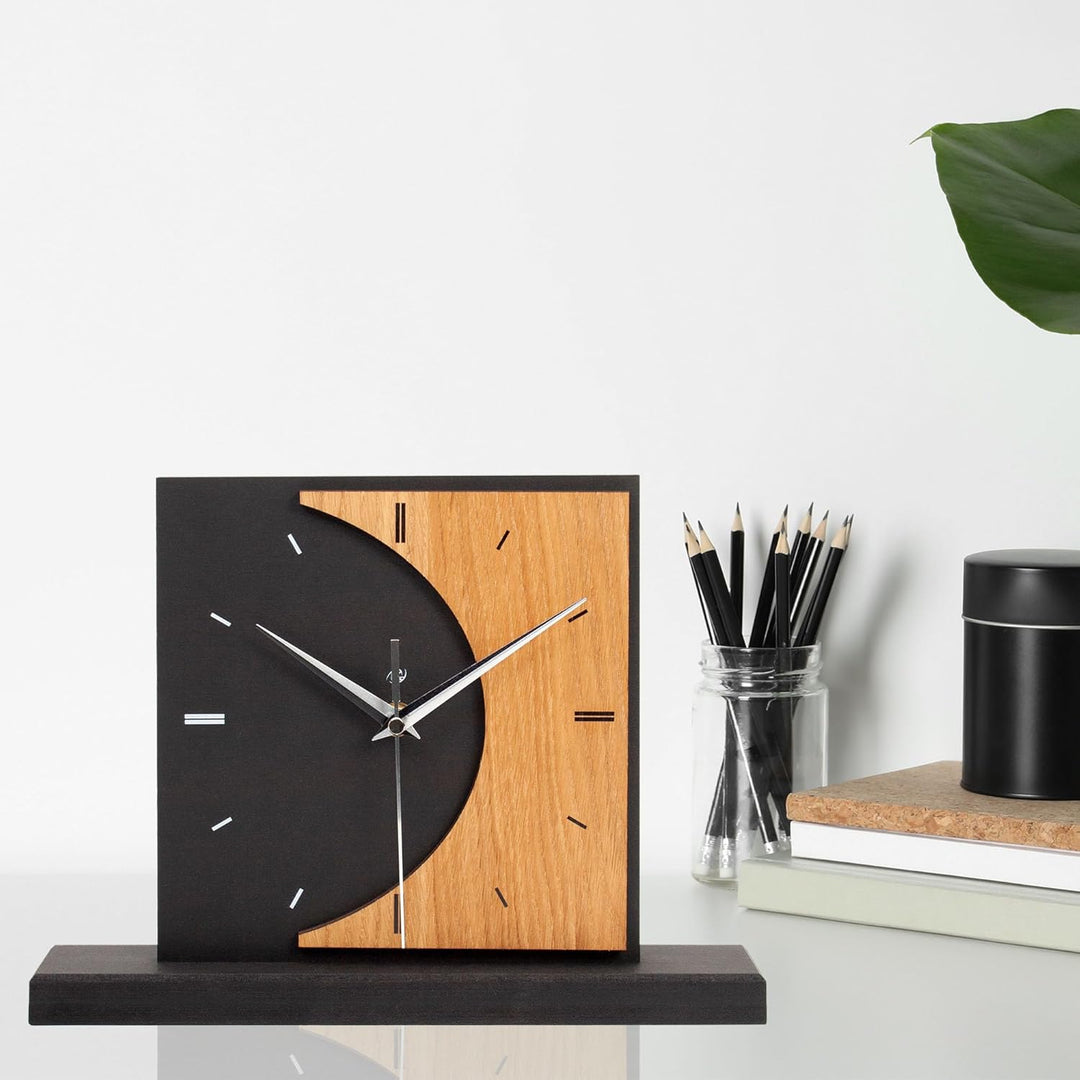 Kreative Feder Standuhr „Brown Moon“ aus Holz – Schwarze Tisch-Uhr ohne Ticken (leises Funkuhrwerk),