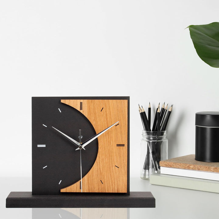 Kreative Feder Standuhr „Brown Moon“ aus Holz – Schwarze Tisch-Uhr ohne Ticken (leises Funkuhrwerk),