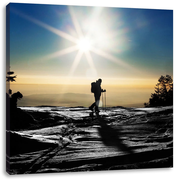 Pixxprint Ski Langläufer auf Berg schwarz/weiss, Format: 70x70 auf Leinwand, 70x70