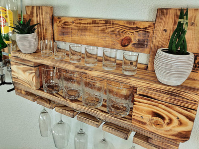 Whisky-Regal Wandbar mit Getränkespender 4 Dosierer Whiskey-Bar Weinregal aus Palette 4 Whiskeygläse