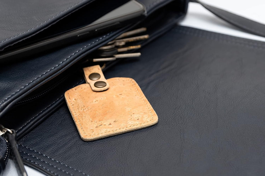 musegear Schlüsselfinder mit Bluetooth App aus Deutschland in edler Kork-Tasche I Finder dunkelblau