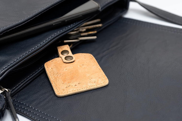 musegear Schlüsselfinder mit Bluetooth App aus Deutschland in edler Kork-Tasche I Finder dunkelblau