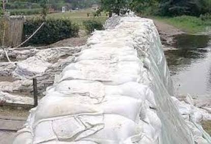 PP Sandsäcke als Hochwasserschutz, Leere Sandsäcke mit Band zum Befüllen, genutzt von THW Feuerwehr