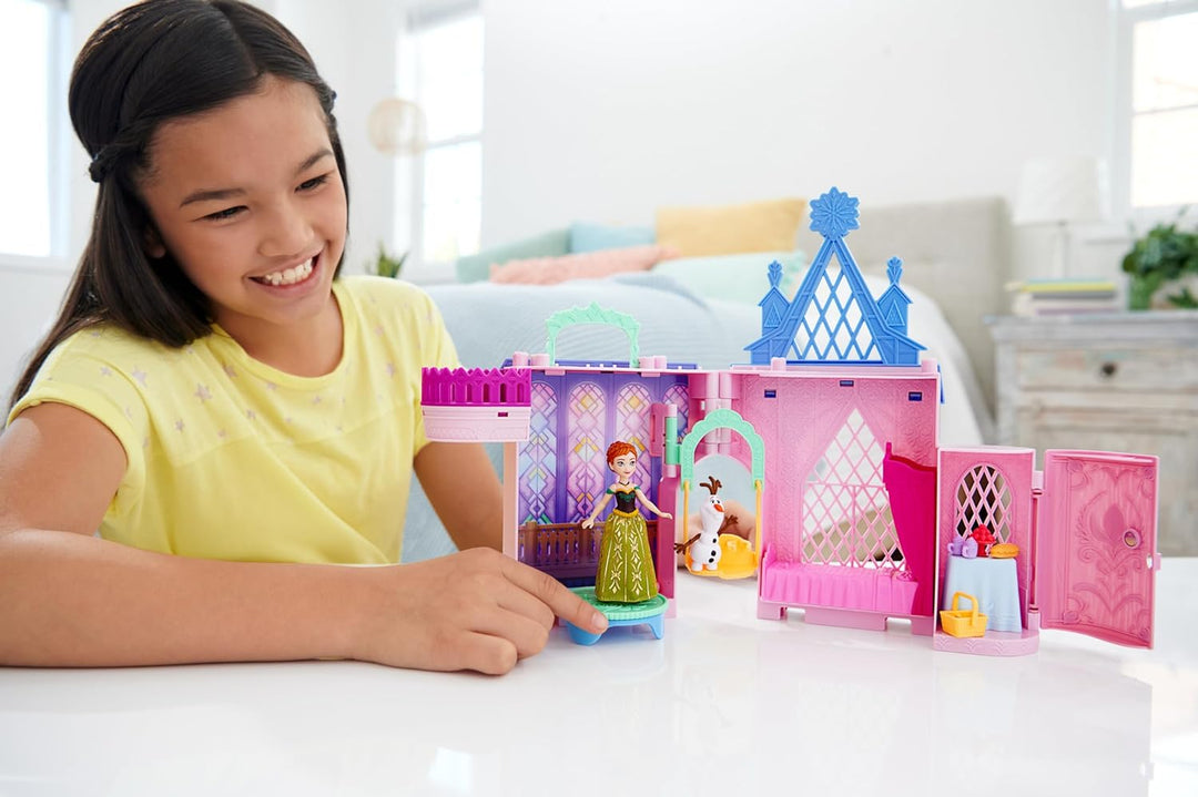 Disney Frozen Annas Schloss in Arendelle: Das Spielset lässt Sich öffnen und enthält im Inneren EIN